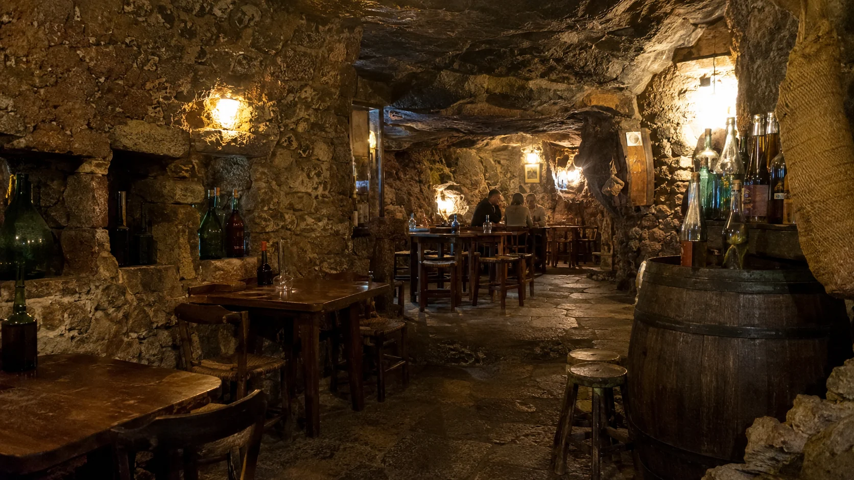 Authentischer Steinraum der Taverna Domestic in der Bergumgebung des Orjen